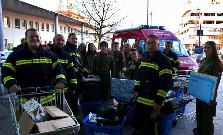 Die Freude bei der Geschenkeübergabe war an allen Seiten zu spüren. Foto: FF Pucking