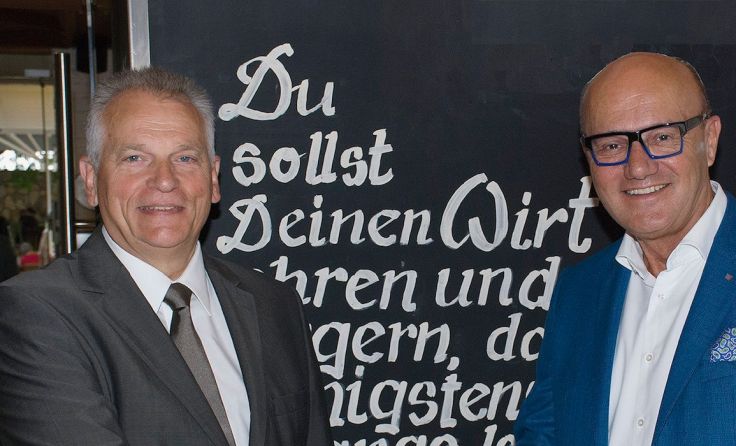 Gottfried Kneifel (li.) gratuliert Robert Seeber (re.) zu seinem Amt. Foto: IWS