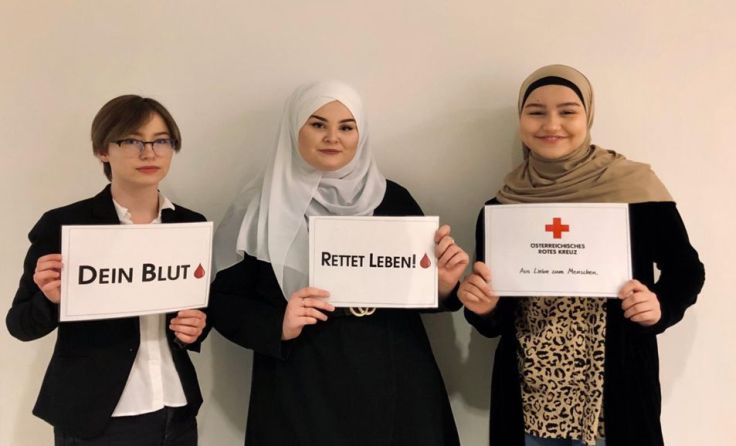 Die Schülerinnen hoffen auf viele Spender bei der Blutspendeaktion. Foto: Hak Traun