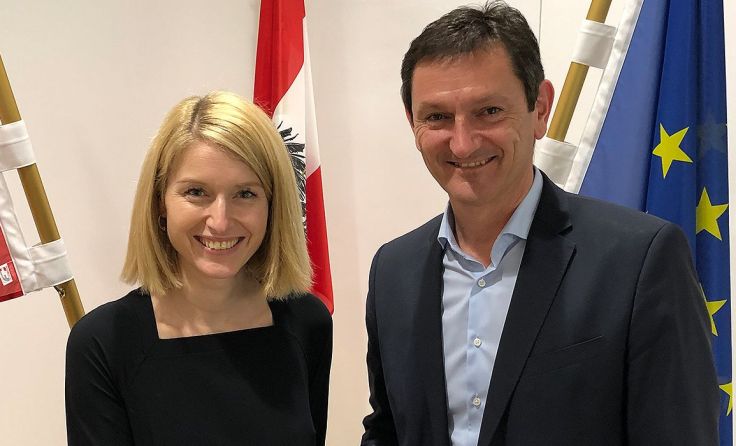 Christine Haberlander und Bürgermeister Markus Mitterbaur im Gespräch Foto: OÖVP
