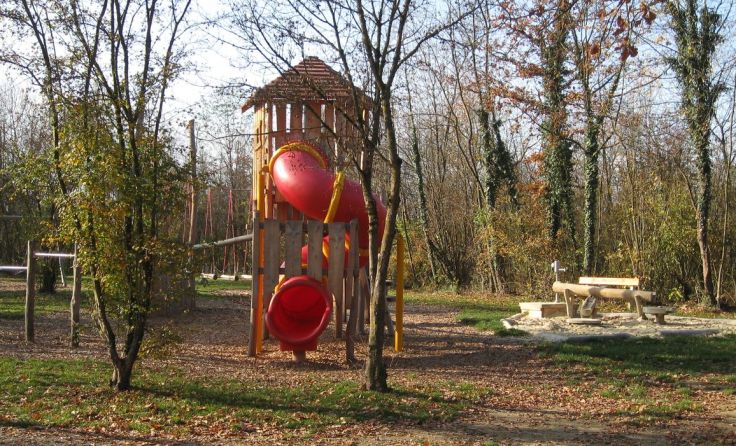Inmitten des wieder wachsenden Waldes gibt es einen Spielplatz. Foto: Gemeinde Pasching