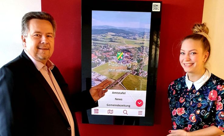 Bürgermeister Peter Mair und EDV-Beauftragte Jaqueline Petr Foto: Gemeinde Pasching