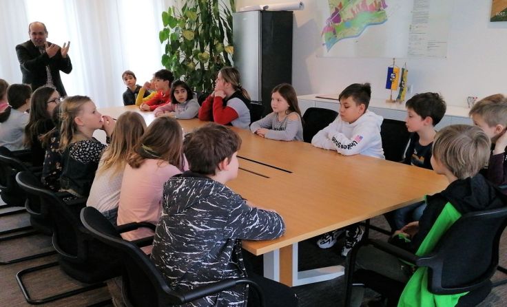 Die Schüler konnten ihre Fragen an den Ortschef stellen. Foto: Marktgemeinde Hörsching