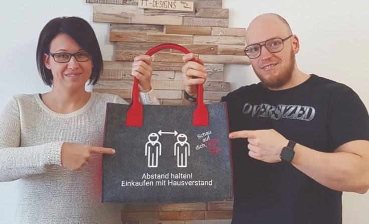Pro verkaufte Tasche werden acht Euro an das Rote Kreuz gespendet. Foto: TT-Degins