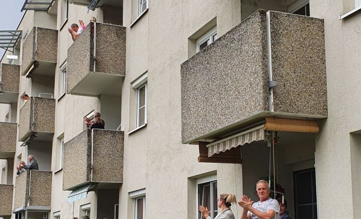 Die Bewohner eines ganzen Wohnblocks in Haid applaudieren. Foto: Partoll