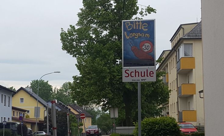 Durch einen gestaffelten Schulbeginn wird die Zufahrt zu den Schulen entlastet. Foto: Tips/Padinger
