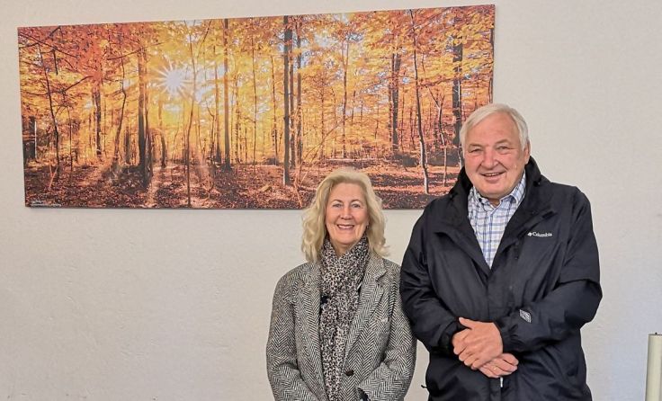 Der Seniorenbund stiftete ein Wandbild für die Friedhofshalle. Foto: Seniorenbund Leonding