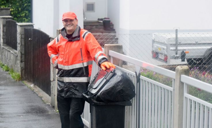 Bürgermeister Manfred Baumberger arbeitete einen Tag bei der Müllabfuhr. Foto: Stadt Ansfelden