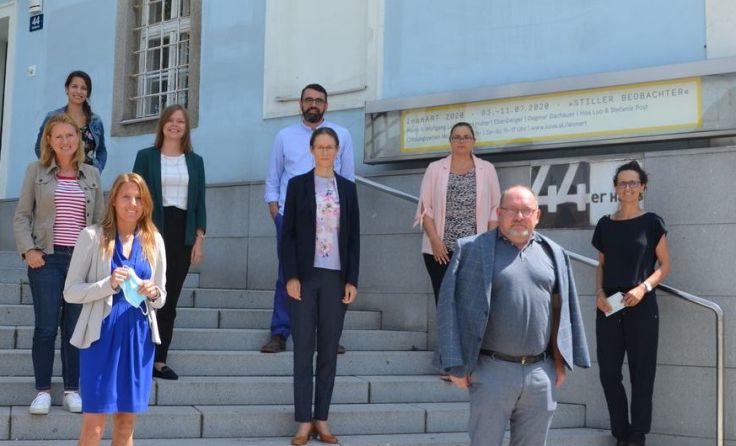 Die Cinema-Projektpartner aus Oberösterreich vor dem 44er-Haus in Leonding. Foto: Stadt Leonding