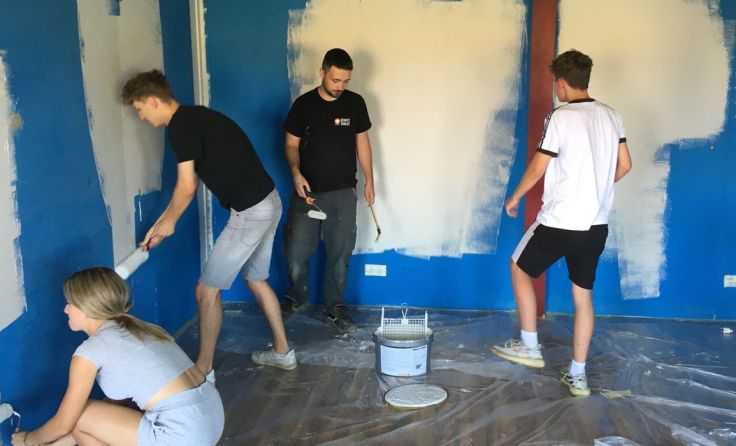 Die Jugendlichen malen fleißig aus. Foto: Gemeinde St. Marien