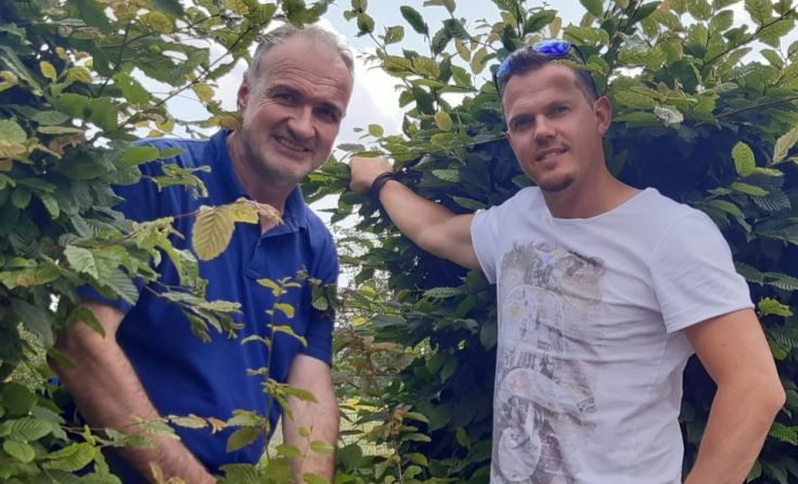Franz Graf (v.l.) und Christian Deutinger beim Garteln in Kematen. Foto: FPÖ Kematen