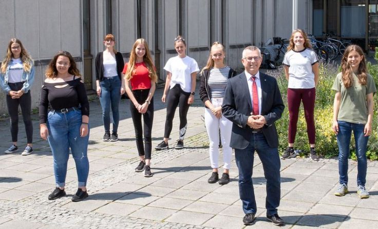 Bürgermeister Rudolf Scharinger und einige Ferialpraktikanten der Stadt Foto: Stadtarchiv Traun