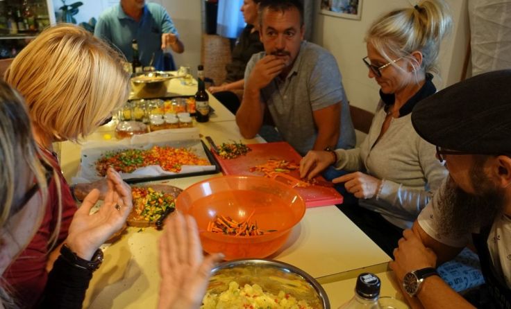 Die Teilnehmer beim gemeinsamen Kochen im Treff.punkt. Foto: Fritz Käferböck-Stelzer