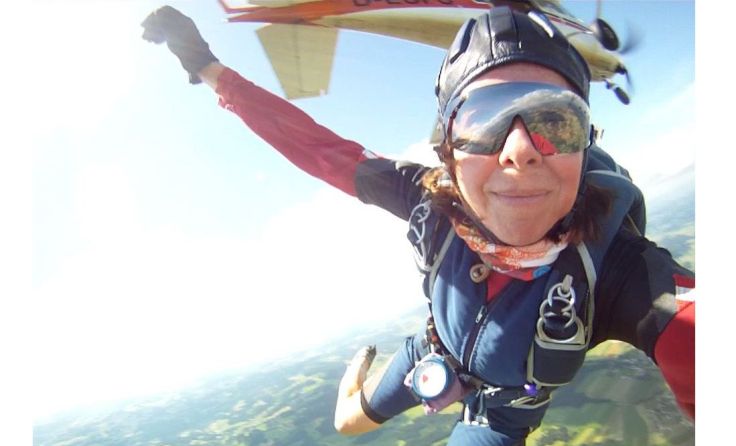 Fallschirmathletin Irene Hochriesner bei einem Sprung aus hohen Lüften. Foto: privat