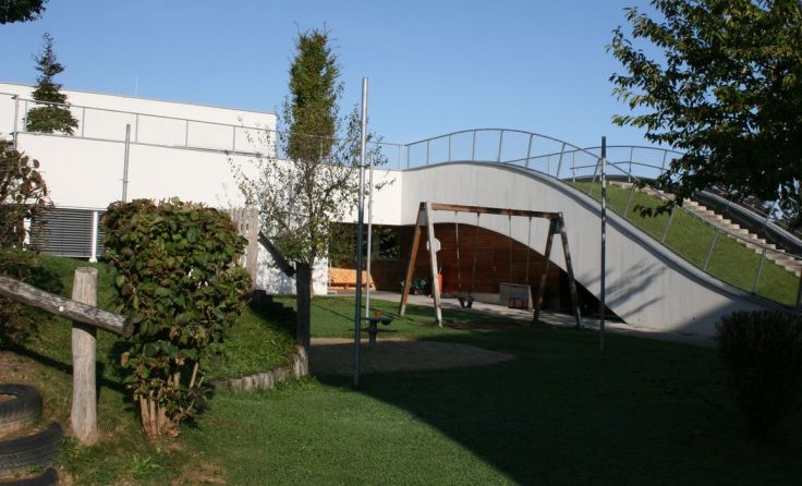 Neben der Rampe soll die neue Krabbelgruppe errichtet werden. Foto: Gemeinde St. Marien