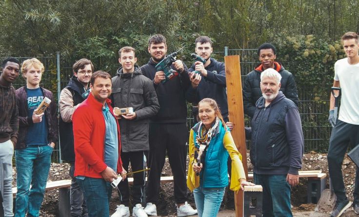Gemeinsam wurde der Schulgarten umgestaltet: Die Schüler packten fleißig an. Fotos: HTBLA Traun