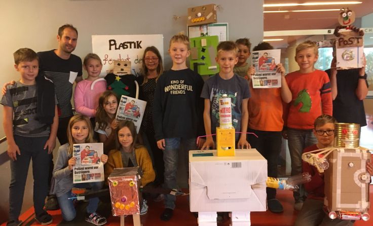 Stolz präsentieren die Schüler der 1D ihre gebastelten Roboter. Foto: Markus Ahrens