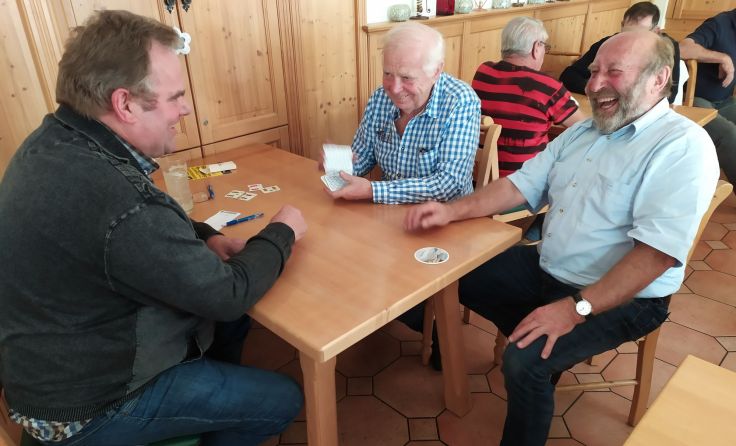 Die Mitglieder des Kameradschaftsbundes schnapsten um den Sieg. Foto: Glinsner