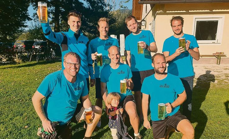 Die Kirchdorfer Faustballer feierten ihren neugestalteten Platz. Foto: Faustball Kirchdorf