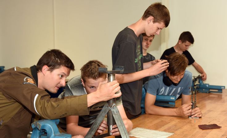 In der ersten Klassen lernen die Schüler die Grundlagen der Metallverarbeitung. Foto: Braunsberger