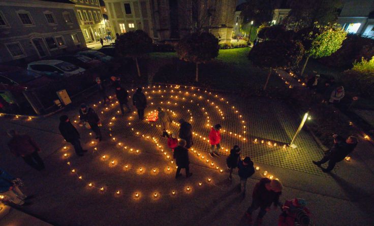In Kirchdorf gab es ein Lichterlabyrinth vorm Pfarrhof und einen Lichterweg. Foto: Jack Haijes