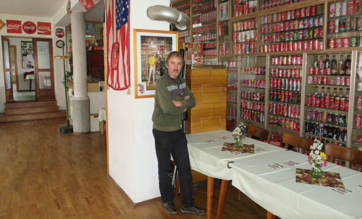 Hermann Moser vor seiner Sammlung im Gasthaus Tomaset. Foto: Winkler-Ebner