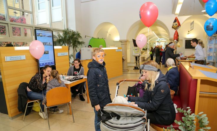 Bunt geschminkt in der Kirchdorfer Sparkasse. Fotos: Dietmair