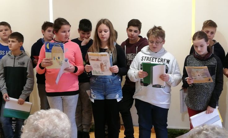 Die NMS-Schüler bastelten, sangen und lasen Texte vor. Foto: Zwicklhuber