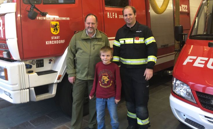 Jannik (Mitte) träumt davon, Feuerwehrmann zu werden. Foto: Rieger
