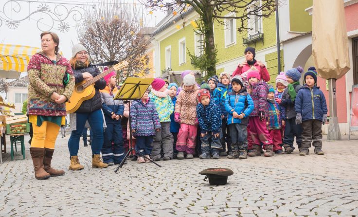 Der Kindergarten Hellerwiese sang im Ortszentrum für einen guten Zweck. Foto: Dobersberger
