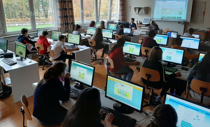 Schüler der NMS-MMS arbeiten konzentriert an kniffligen Aufgaben. Foto: NMS-MMS