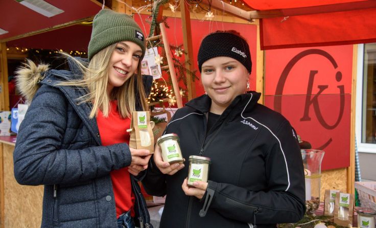 Die Junior Company der HLW verkauft ihre Gemüsebouillon am Adventmarkt. Foto: Haijes