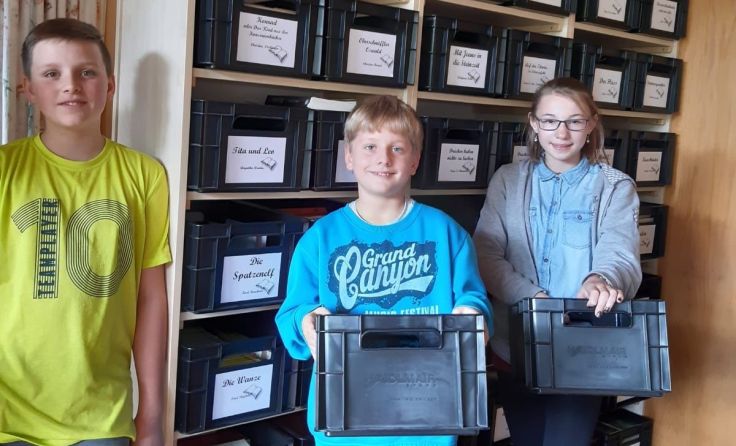 Die Schüler freuen sich über die neuen Staukisten für den Lesestoff. Foto: NMS-MMS