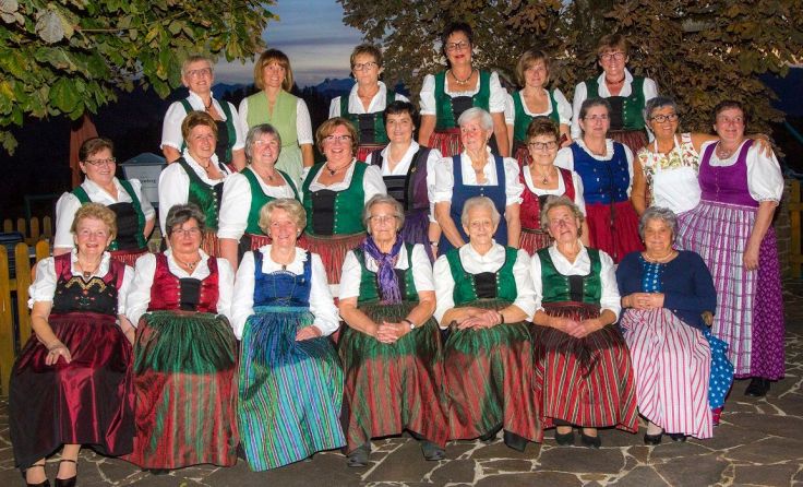Die Mitglieder der Goldhauben-, Hut- und Kopftuchgruppe. Foto: Gottfried Waibl