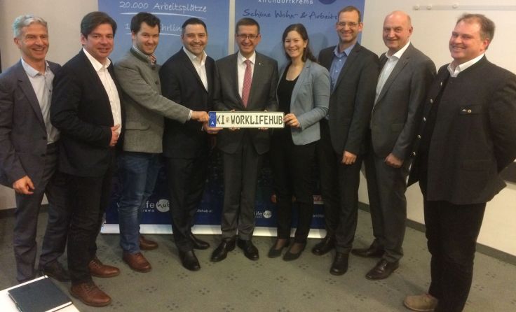 Wirtschaftslandesrat Achleitner (Mitte) begrüßt die Initiative "worklifehub". Foto: WKOÖ