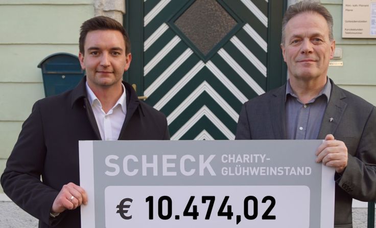 Karl-Heinz Koll (li.) bei der Scheckübergabe an Franz Asen. Foto: Stadtmarketing Traun