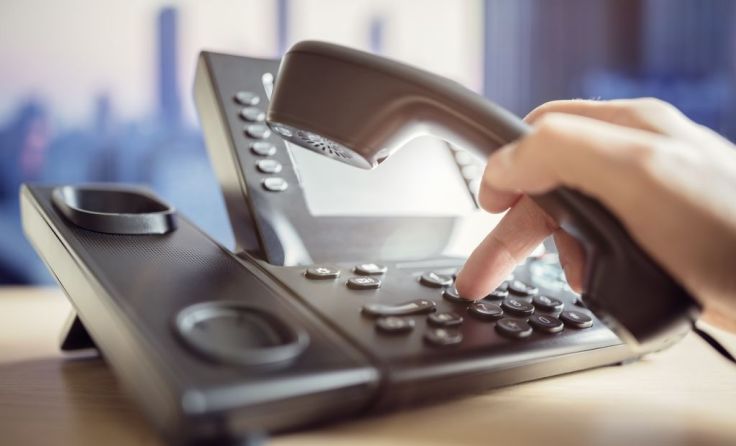 Die Polizei warnt vor Telefonbetrügern. Symbolfoto: Shutterstock.com/Brian A. Jackson