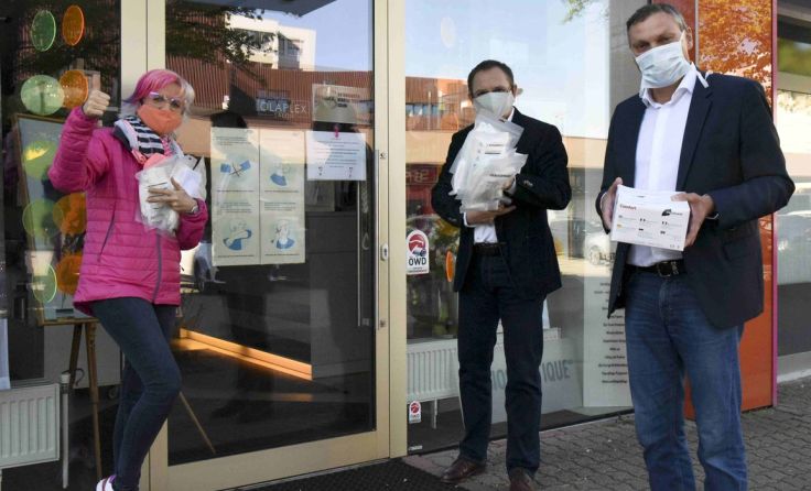 Bürgermeister Baumberger verteilte Masken an die Ansfeldner Betriebe. Foto: Stadtgemeinde Ansfelden