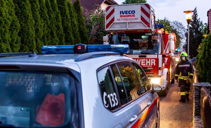 Die Einsatzkräfte versorgten die 78-jährige Frau. Fotos: Fotokerschi.at/Bayer