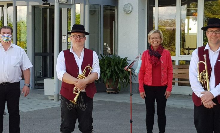 Ein Ständchen vor dem Zentrum für Betreuung und Pflege Foto: Marktgemeinde Neuhofen