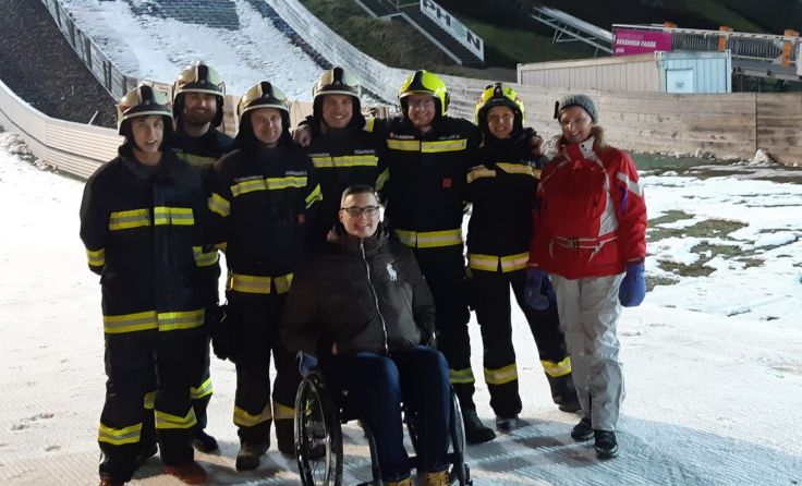 Die FF Hartkirchen spendete ihren Erlös an Sebastian Raab (vorne Mitte). Foto: Clemens Raab