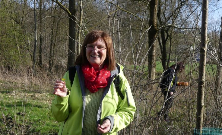 Maria Mach referiert über heimische Wildkräuter. Foto: Naturpark Obst-Hügel-Land
