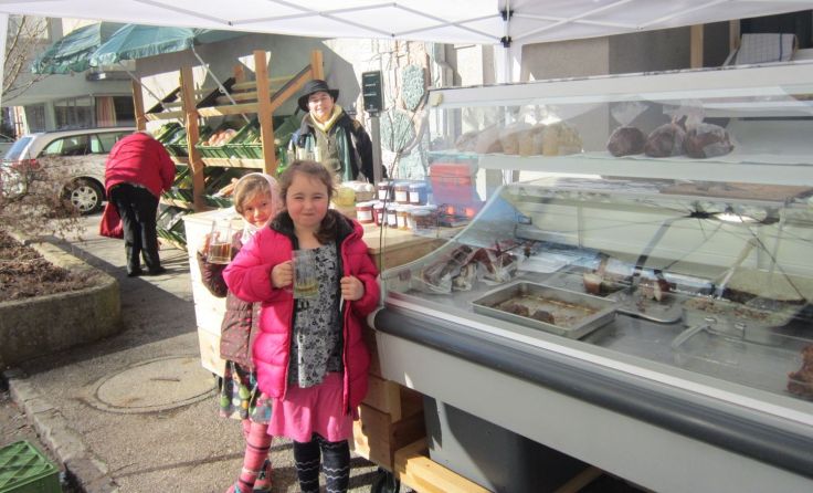Regionale Produkte warten am Bauernmarkt auf die Besucher. Foto: Schatzl 