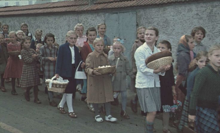 Fotografien aus dem Pfarrarchiv werden beim Vortrag gezeigt. Foto: Hubert Hofer
