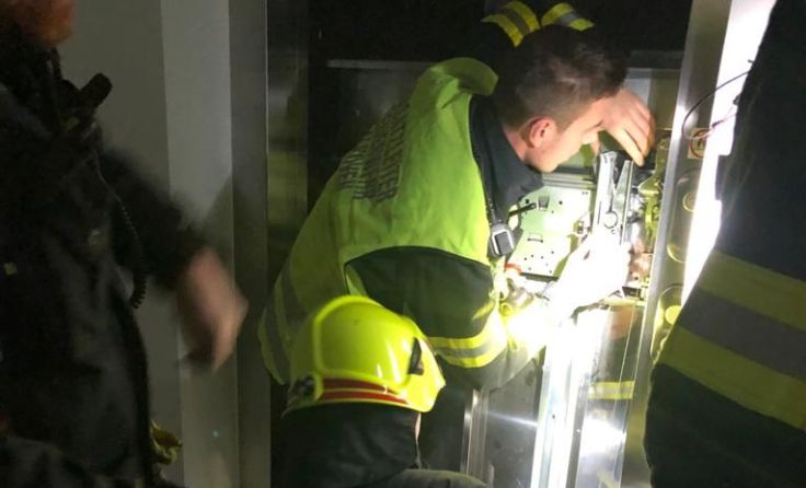Zu einer Liftöffnung wurde die freiwillige Feuerwehr Alkoven alarmiert. Foto: Hermann Kollinger