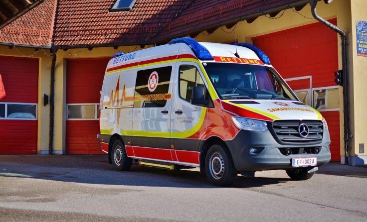 Der Notfallkrankenwagen des Samariterbunds im neuen Design Foto: Stefan Schwarz