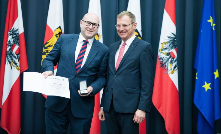 Thomas Stelzer (r.) gratuliert Ernst Lengauer Foto: Land OÖ/Max Mayrhofer