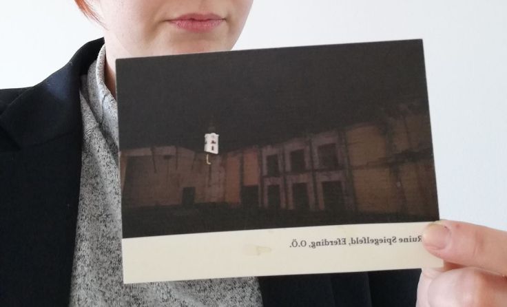 Tips-Redakteurin Lisa Hackl mit der Postkarte Foto: LHackl