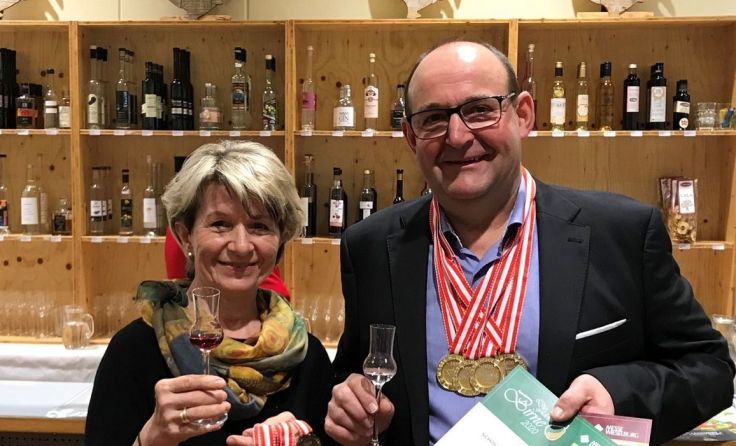 Kurt und Elisabeth Schölnberger mit einem Teil ihrer Medaillen Foto: Schölnberger