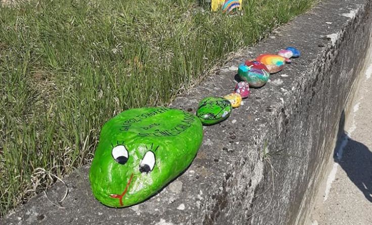Die Steinschlange in Gaspoltshofen wächst seit einigen Tagen. Foto: Spachinger